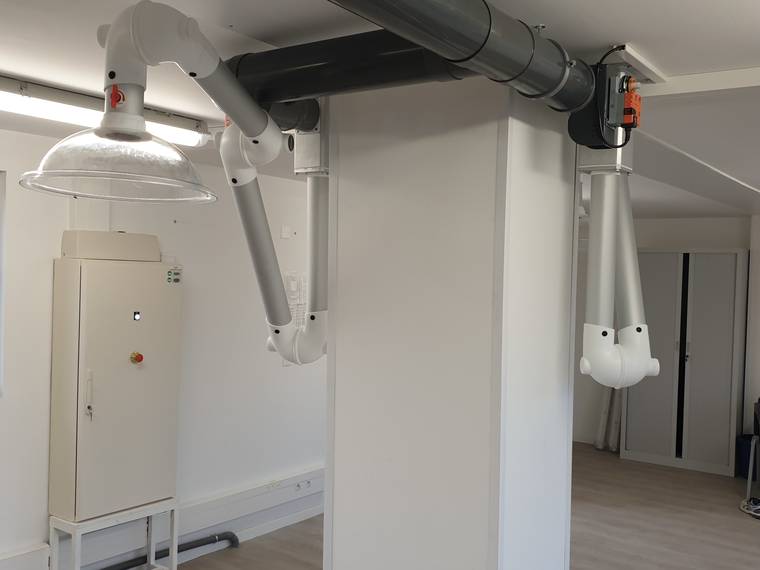 Bras aspirants et captation à la source installés en laboratoire