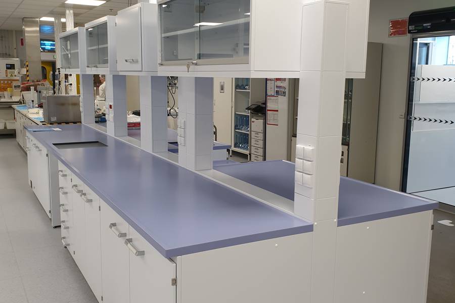 Installation de mobilier de laboratoire en cours sur chantier
