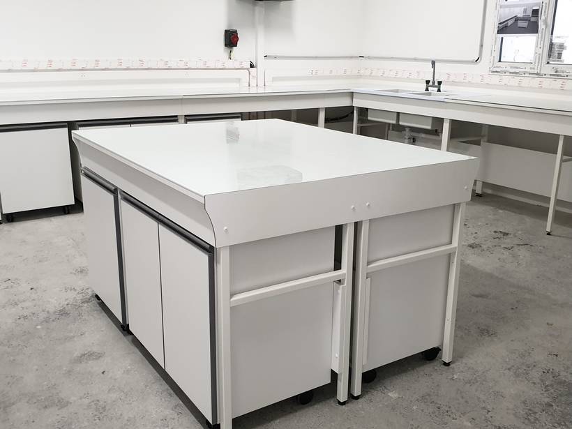 Îlot central de laboratoire sur piètement, en cours d'installation