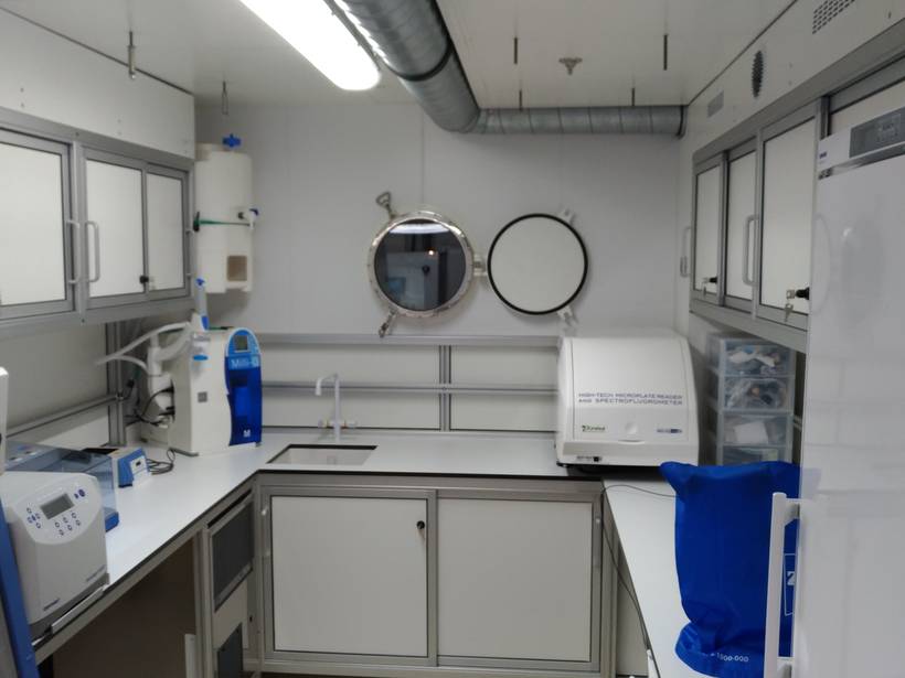 Laboratoire équipé et en activité après livraison du mobilier