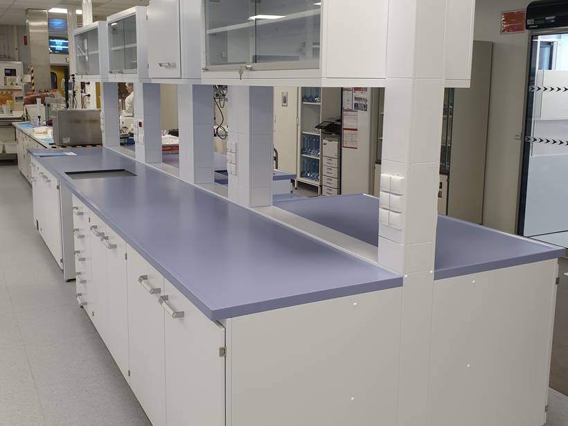 Paillasses murales et étagères de service dans un laboratoire
