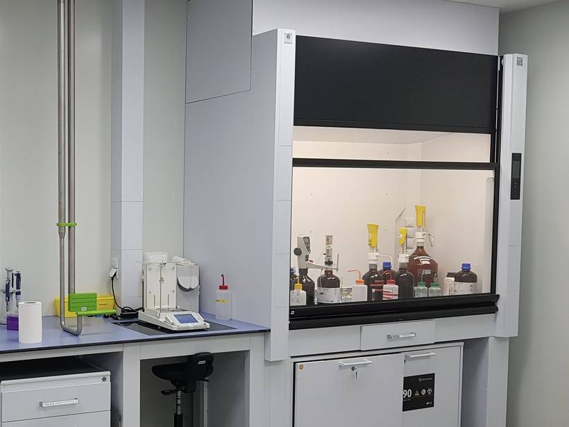 Sorbonne de laboratoire en service avec meubles sous-paillasse